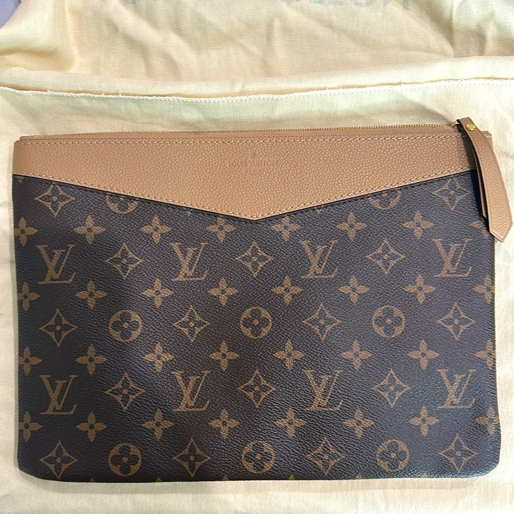 LOUIS VUITTON Monogram Daily Pouch Sesame. GREAT CONDITION! AUTH!!